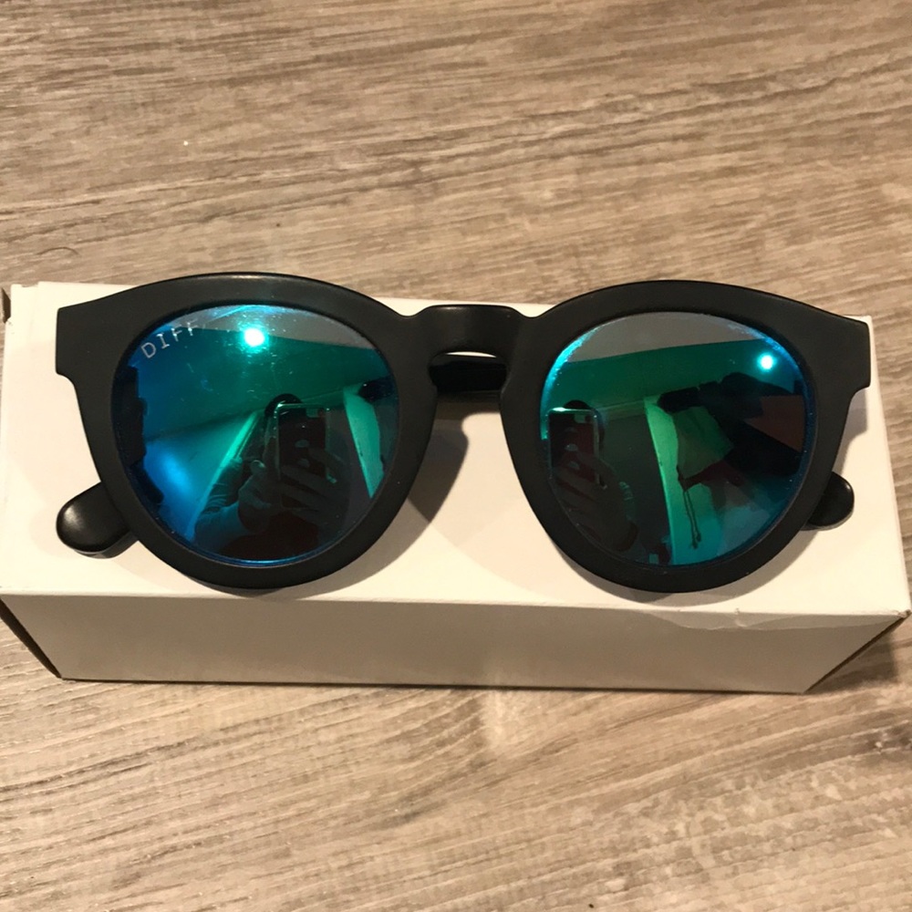 DIFF SUNGLASES